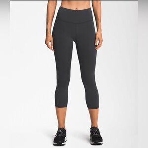 The North face Women’s Elevation Crop Leggings
size L